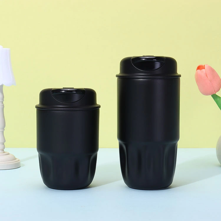 Geïsoleerde bekers met deksels
